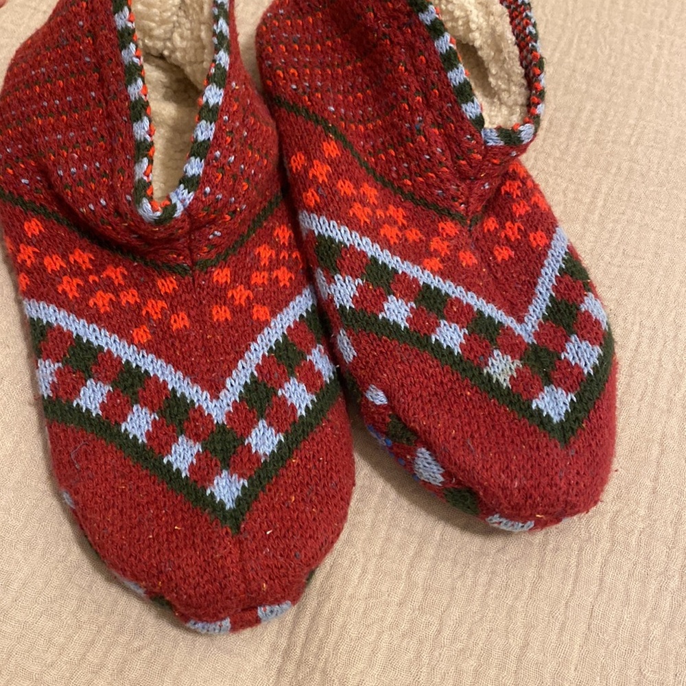 Bombas Burgundy Patterned Slip-On Sherpa Slippers. Size M - Picture 5 of 5